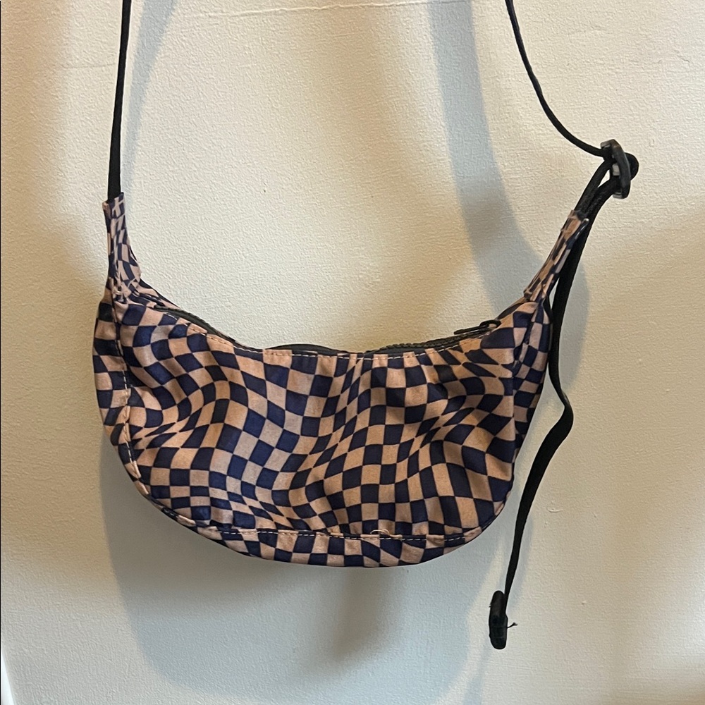 BAGGU TRIPPY mini Checkerboard Crescent Crossbody Bag in Navy & pink NWOT RARE - Picture 5 of 5